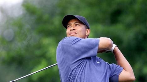 Tiger Woods tees off on the 10th to resume his play of the first round of the 2001 US Open at Southern Hills Country Club in Tulsa, Oklahoma 15 June 2001. Following the rain suspension Woods resumed his play at 3 over par on 10th hole.  AFP PHOTO/Timothy A. Clary (Photo by Timothy A. CLARY / AFP)        (Photo credit should read TIMOTHY A. CLARY/AFP/Getty Images)