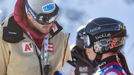 Stephanie Venier (r.) übt scharfe Kritik an ÖSV-Coach Roland Assinger (l.)