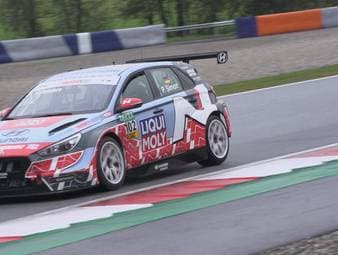 Patrick Simon setzt sich in Spielberg für die TCR Germany selbst hinters Steuer - und nimmt die Zuschauer dabei live mit.