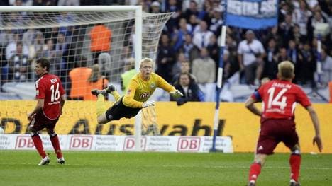 Torwart Sascha Burchert wird bei seinem zweiten Einsatz für Hertha BSC Berlin zum tragischen Helden. 
