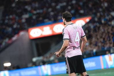 Eigener Fan grätscht Juve-Profi um