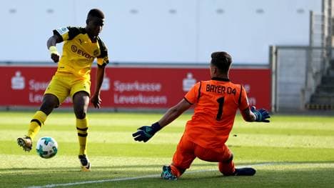 Youssoufa Moukoko (l.) gehört zu den größten Talenten in Fußball-Deutschland
