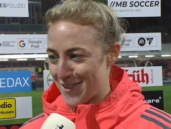 Nach dem 3:0-Sieg der Bayern-Frauen gegen Bayer 04 Leverkusen spricht Carolin Simon über die Darts-WM, die sie bei SPORT1 verfolgt.