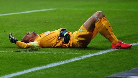 Raphael Wolf liegt nach dem Frankfurter 2:1 verletzt am Boden