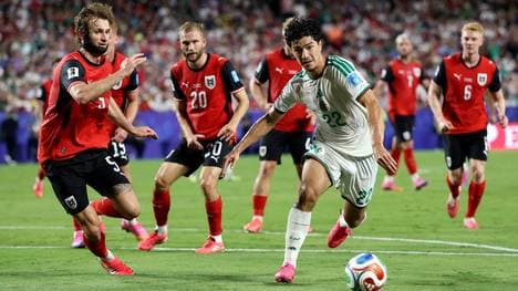 Maza (weiß) wirbelte für Algerien