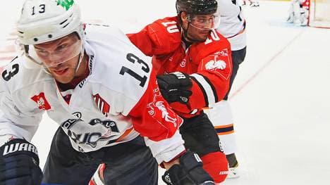 Jamie Johnson von den Kölner Haien im Duell mit Vaclav Stupka von Kosice