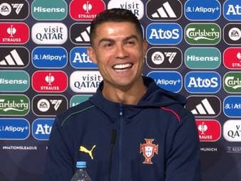 Lionel Messi und Cristiano Ronaldo dominierten den Weltfußball jahrelang. Auf der Pressekonferenz spricht der Portugiese darüber, ob er mal gemeinsam mit dem Argentinier spielen wird.