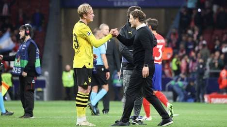 Trainer Edin Terzic bedankt sich bei Julian Brandt