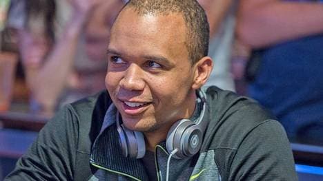 Pokerprofi Phil Ivey lacht