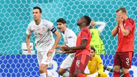 Zehnter Pechvogel: Der Schweizer Denis Zakaria (M.) sorgt für Eigentor-Rekord bei der EM