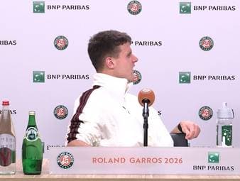 Der Halbfinalgegner von Alexander Zverev bei den French Open hat für einen kuriosen Moment auf der Pressekonferenz gesorgt. Plötzlich zuckte Jakub Mensik ein Krampf in die Beine. 