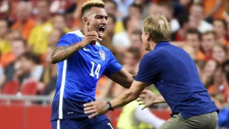 Danny Williams (l.) trifft für das Team von Jürgen Klinsmann