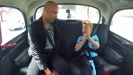 Pep Guardiola mit dem kleinen Braydon im Taxi