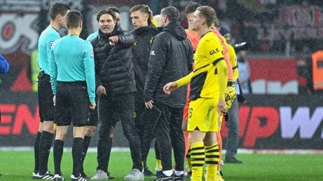 Terzic (3.v.l.) im Disput mit Sieber (2.v.l)