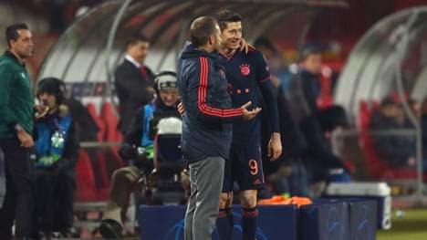 Hansi Flick (l.) im Gespräch mit Robert Lewandowski