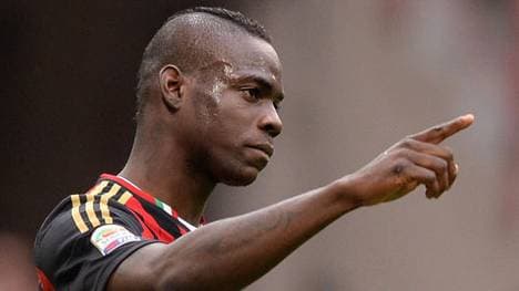 AC MAILAND: Die Mailänder wollen ihr "Enfant Terrible" Mario Balotelli offenbar loswerden. Der FC Arsenal gilt dabei als potenzieller Abnehmer. Der "Mirror" berichtet, dass die "Gunners" 20 Millionen Euro für Italiens Nationalspieler bieten wollen