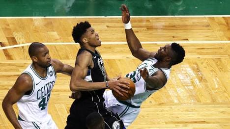 Giannis Antetokounmpo (m.) von den Bucks und Al Horford (l.) von den Celtics waren die besten Werfer ihrer Teams