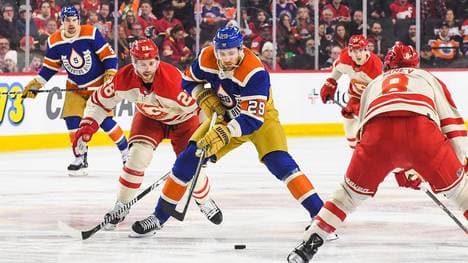 Draisaitl (Mitte) und die Oilers siegen weiter