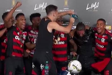 Flamengo-Spieler stürmen Pressekonferenz nach Copa-Libertadores-Triumph