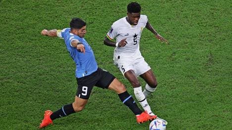 Thomas Partey und Luis Suarez im Zweikampf um den Ball