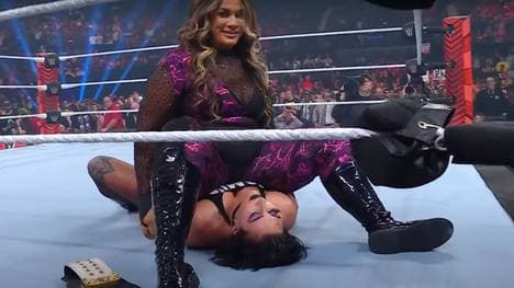 Nia Jax kehrte bei WWE RAW zurück und attackierte Rhea Ripley