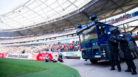Das Niedersachsenderby zwischen Hannover 96 und Eintracht Braunschweig musste mehrere Male unterbrochen werden - es droht ein Spielabbruch