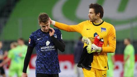 Lukas Klünter (l.) wird nach seinem Eigentor von Keeper Rune Jarstein getröstet