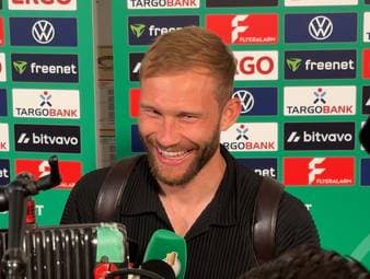Nach dem Pokalsieg gibt Konrad Laimer ein richtig lockeres Interview. Man merkt ihm die Erleichterung über den Sieg in jedem Satz an.