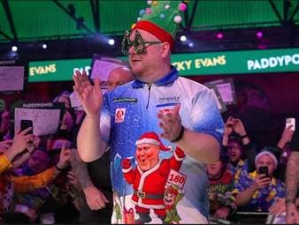 Ricky Evans sorgt bei seinem ersten Spiel gegen Man Lok Leung mit seinem Walk On wieder für gute Stimmung im Ally Pally und gewinnt das Spiel souverän.