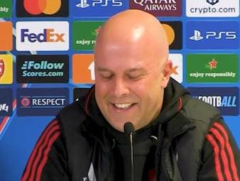 Arne Slot nimmt die Spekulationen um seine Zukunft beim FC Liverpool mit Humor. Als er auf die Gerüchte um seinen potenziellen Nachfolger Xabi Alonso angesprochen wird, zeigt er sich zwar irritiert, findet aber einen lässigen Konter.
