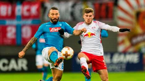 Leipzigs Timo Werner (rechts) im Zweikampf mit Mario Rui vom SSC Neapel