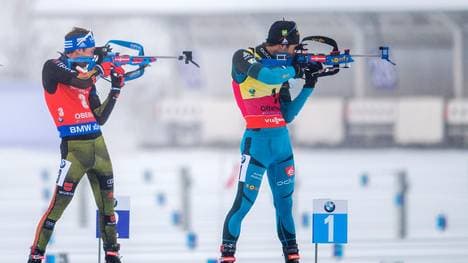 Simon Schempp (links)  und Martin Fourcade schießen um den Sieg