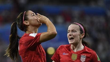Alex Morgan feiert ihr Tor gegen England mit einer provokanten Teetrinker-Geste