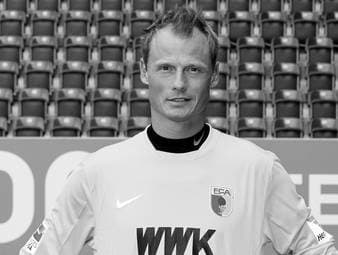 Der ehemalige österreichische Nationaltorhüter und frühere Bundesliga-Torwart Alexander Manninger ist am Donnerstag bei einem Zugunglück ums Leben gekommen. Das berichtet die ansässige Polizei. Der Unfall ereignete sich in Nußdorf am Haunsberg in der Nähe von Salzburg. Manninger wurde 48 Jahre alt.