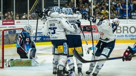 Torschütze Bruno Riedl und Dresden jubeln