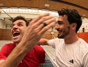 Das Privatduell zwischen Thomas Müller und Mats Hummels geht in die nächste Runde. Bei ihrer ThoMats-Challenge duellieren sich die beiden Weltmeister im Badminton und dürfen anschließend sogar gegen den Europameister antreten.