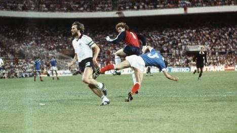 Toni Schumacher streckt Patrick Battiston nieder