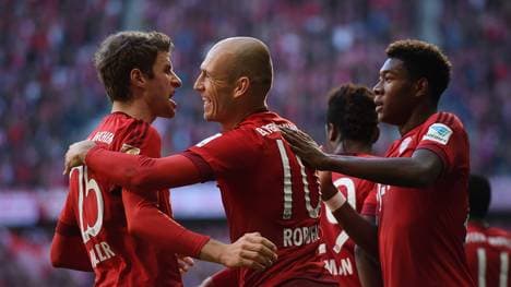 Arjen Robben (2.v.l.) erzielt sein 75. Bundesliga-Tor