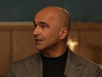 Cristiano Ronaldo ist nicht mehr auf Tore und persönliche Rekorde wie früher fokussiert, meint Portugal-Trainer Roberto Martínez. Stattdessen stelle der Superstar immer mehr den Teamerfolg in den Mittelpunkt.