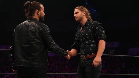 Adam Cole (l.) trifft bei AEW Revolution auf World Champion Hangman Page