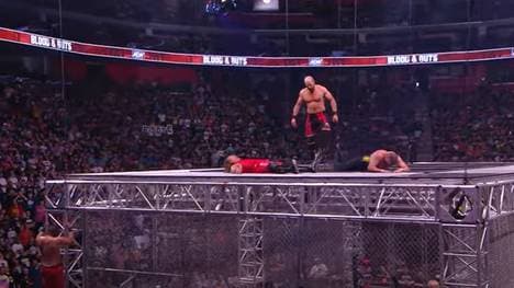 Claudio Castagnoli (stehend) war der große Triumphator bei AEW Dynamite: Blood and Guts