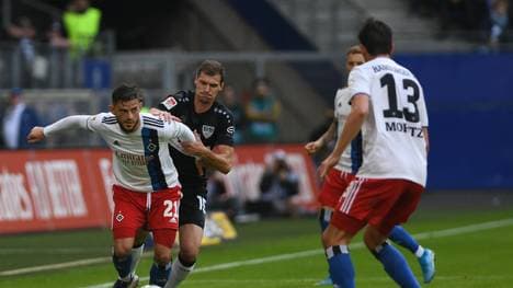 HAMBURG, GERMANY - OCTOBER 26: Hamburg's Tim Leibold (L) in action against Stuttgart's Pascal Stenzel (C) during the Second Bundesliga match between Hamburger SV and VfB Stuttgart at Volksparkstadion on October 26, 2019 in Hamburg, Germany. (Photo by David Hecker/Bongarts/Getty Images)