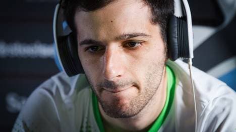 Im November war es Platz 16 auf der PS4, der ihm ein Ticket zum ersten großen Offline-Event der FIFA-Saison. Die ESL Wintermeisterschaft gewann er 2015, früher spielte der Mann vom VfB Stuttgart erfolgreich das FIFA-Konkurrenzprodukt Pro Evolution Soccer.