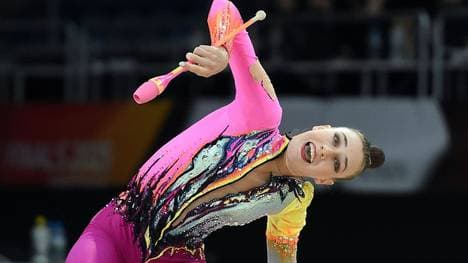 Varfolomeev bei ihrer Übung mit den Keulen