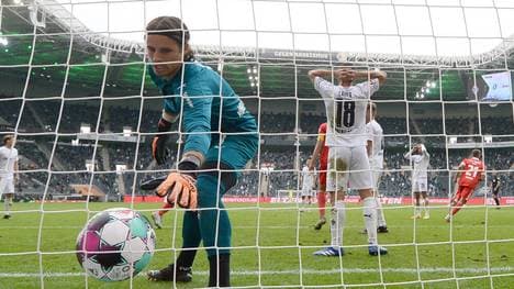 Gladbachs Torhüter Yann Sommer fischt nach dem späten Ausgleich den Ball aus dem Netz