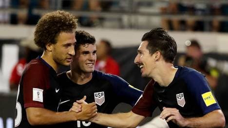 Sacha Kljestan, Christian Pulisic und Fabian Johnson feiern den Sieg über Trinidad &Tobago