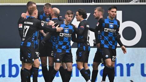 Steffen Tigges lässt sich nach seinem zweiten Tor feiern