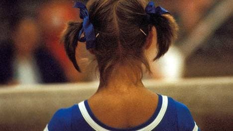 Eine Balkenturnerin im Jahre 1983: Die Nachwuchsförderung in der DDR steht am Pranger