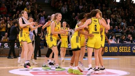 Alba jubelt in eigener Halle