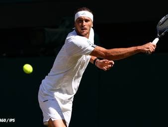 Alexander Zverev stürmt in Wimbledon ins Halbfinale. Der Deutsche überzeugt gegen seinen Angstgegner Taylor Fritz auf ganzer Linie und profitiert von einer Verletzung seines Gegners.